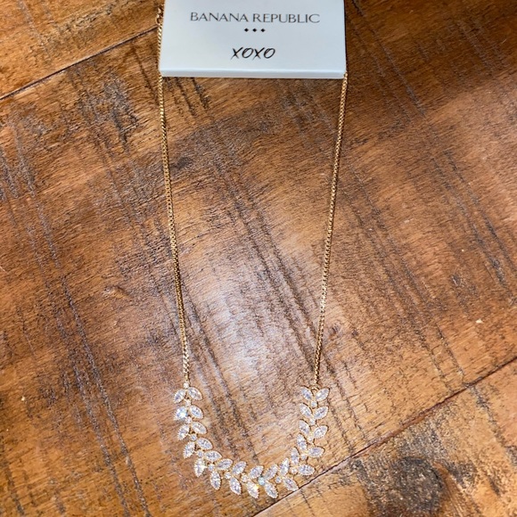 Banana Republic Leaf Garland Pull Through Necklace - Picture 4 of 5